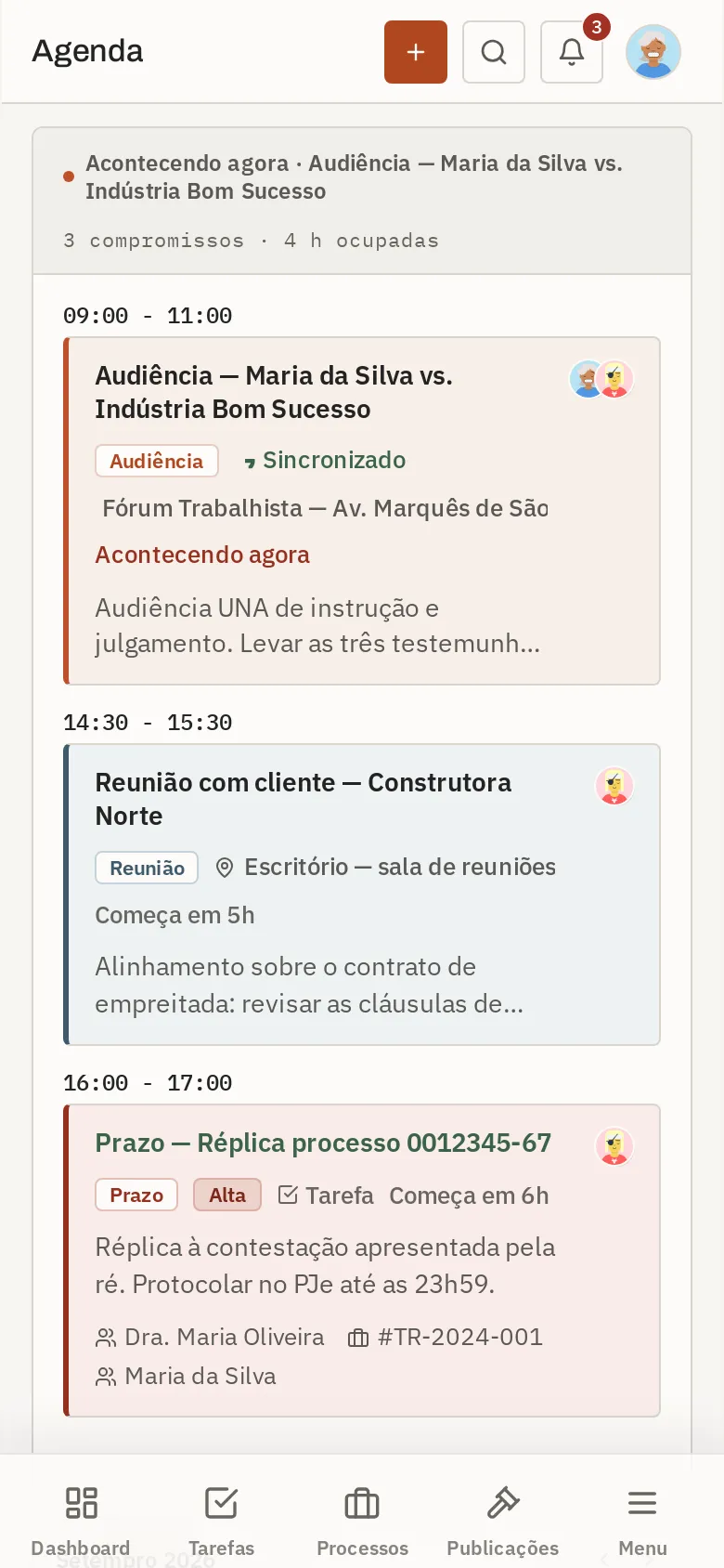 Agenda do dia no celular, com audiência, reunião e prazo.