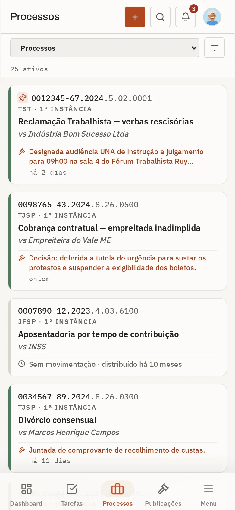 Processos no celular, cada um com a última movimentação.
